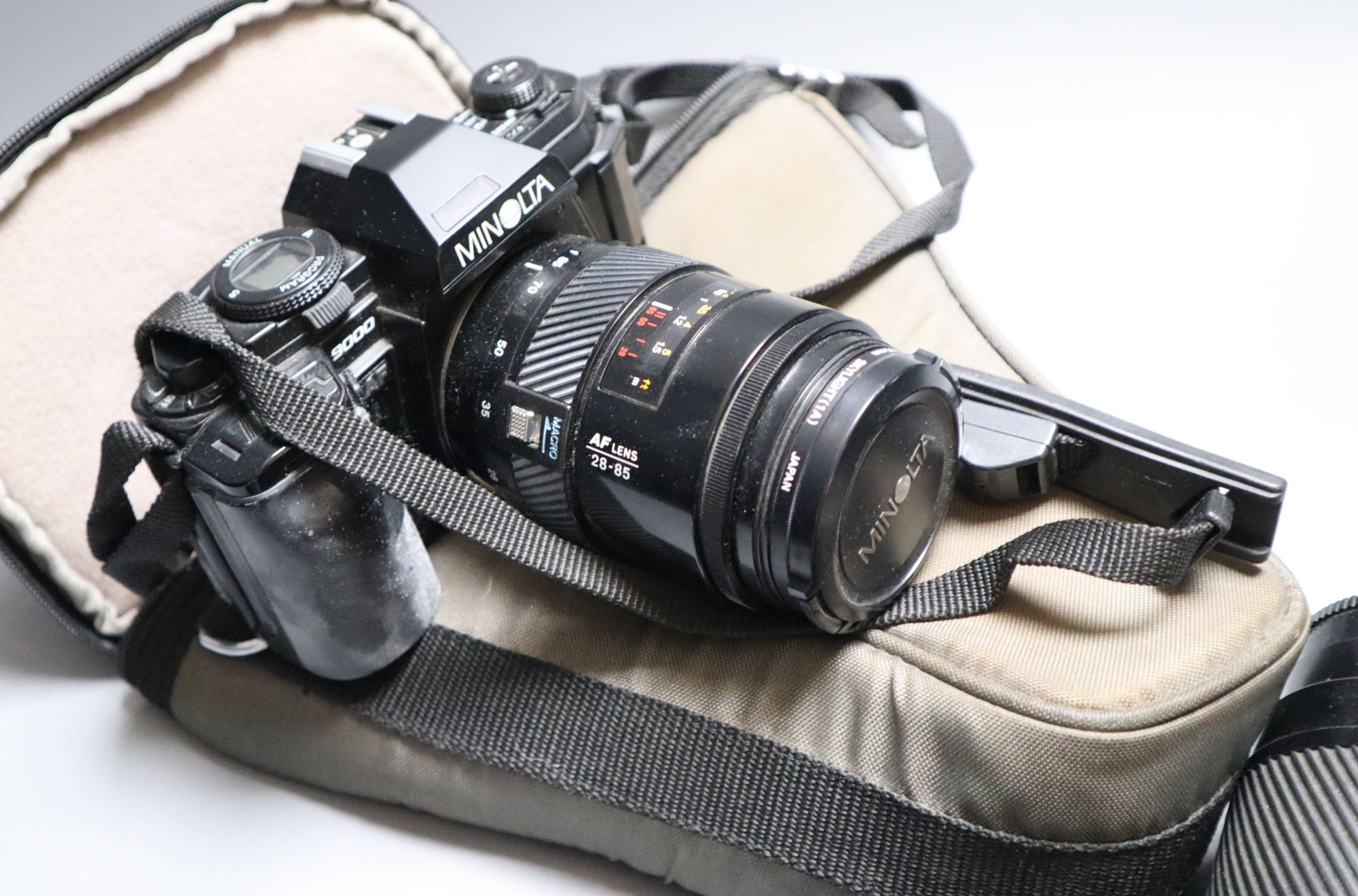 A Minolta 9000 SRL camera, a Minolta 75-300 zoom lens, with flash, together with a Sanwa Mycro miniature camera, with leather case